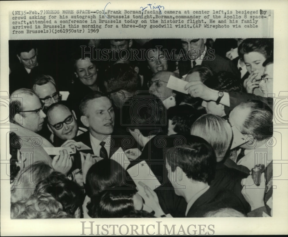 1969 Press Photo Colonel Frank Borman Is Besieged By Crowd In Brussels - Historic Images