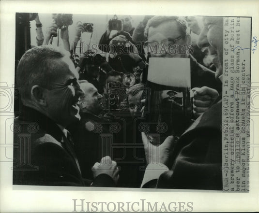 1969 Press Photo Official Offers Beer To Frank Borman At City Hall, West Berlin - Historic Images