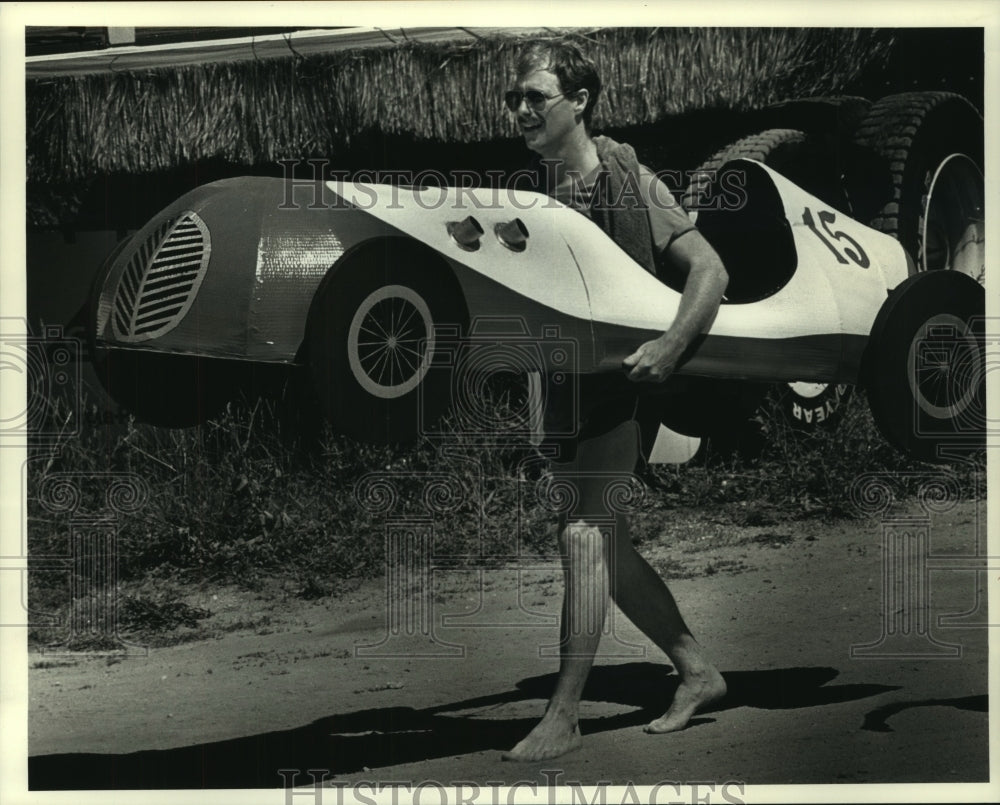 1989 Press Photo Pat Kelley & his entry, Great Cardboard Boat Regatta, Wisconsin - Historic Images