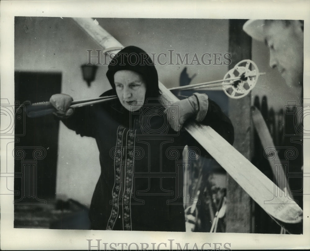 1954 Press Photo Queen Juliana of Holland with ski equipment in Switzerland - Historic Images