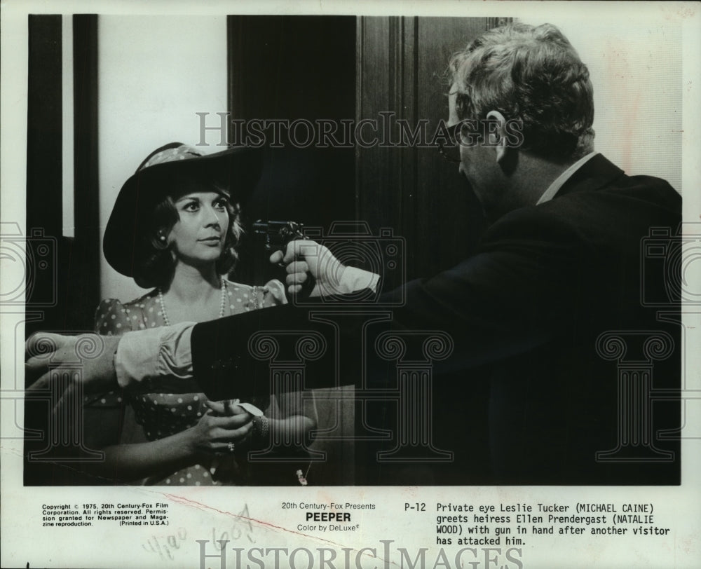 1975 Press Photo Michael Caine pulls gun on Natalie Wood mystery tale &quot;Peeper.&quot; - Historic Images