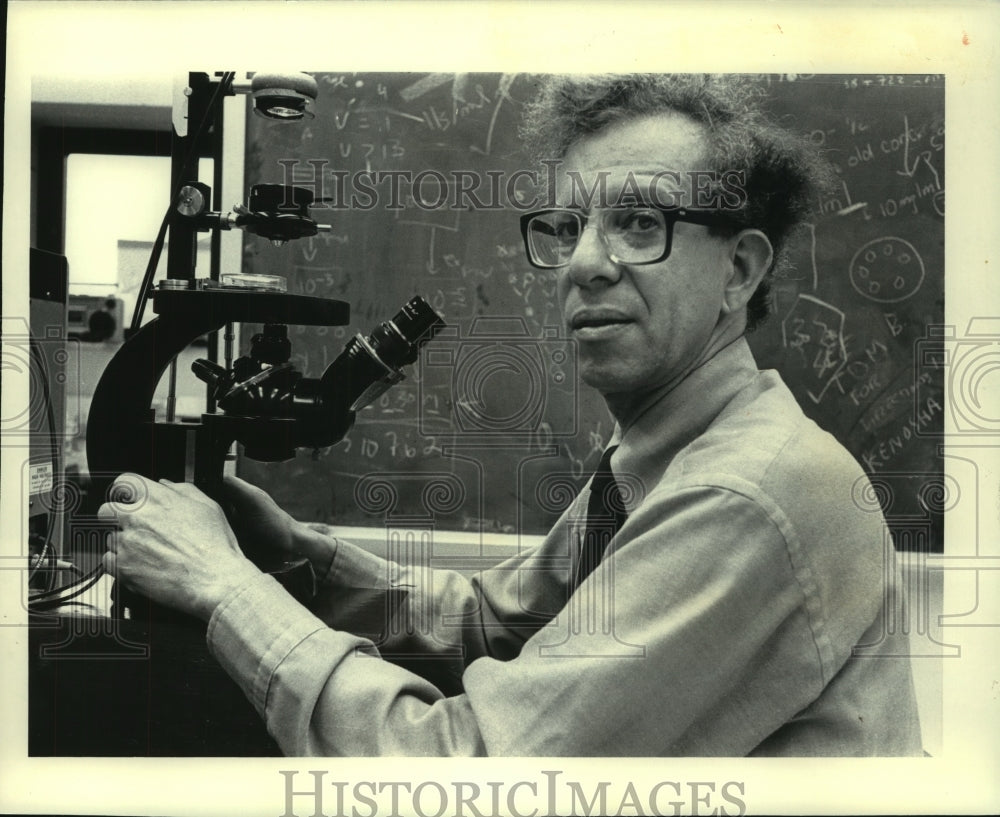 1987 Doctor Howard Temin, Nobel Laureate,  University of Wisconsin. - Historic Images