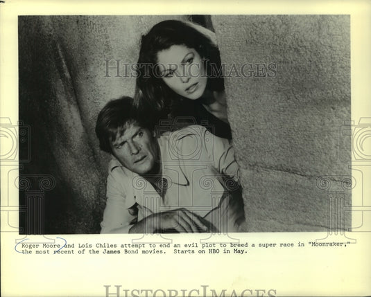 1980 Roger Moore and Lois Chiles from the James Bond movie Moonraker - Historic Images