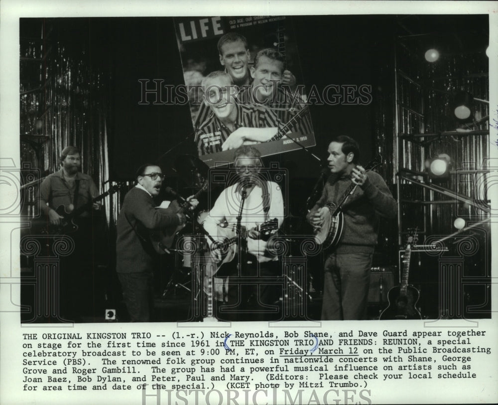 1982 Press Photo Nick Reynolds, Bob Shane, and Dave Guard together on stage - Historic Images
