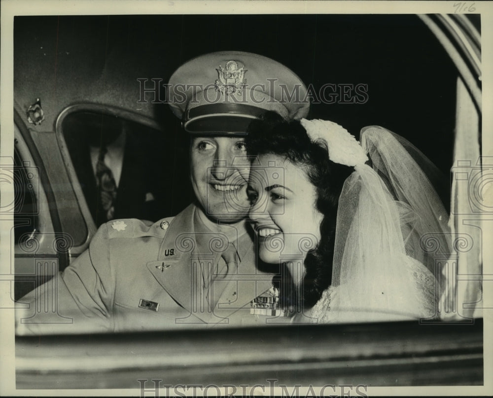1945 Press Photo Kay Cochran and husband in automobile in Wisconsin - mjc22098 - Historic Images