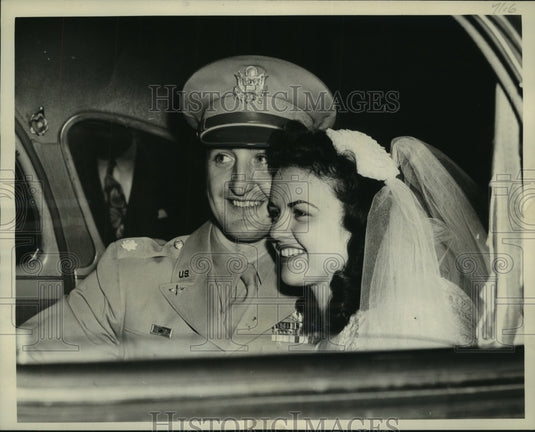 1945 Press Photo Kay Cochran and husband in automobile in Wisconsin - mjc22098 - Historic Images