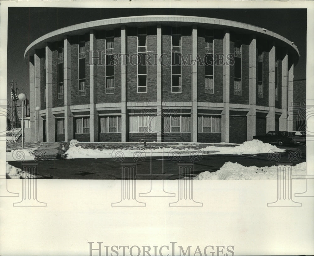 1971 Press Photo Shorewood&#39;s new round Intermediate School on Morris Blvd. - Historic Images