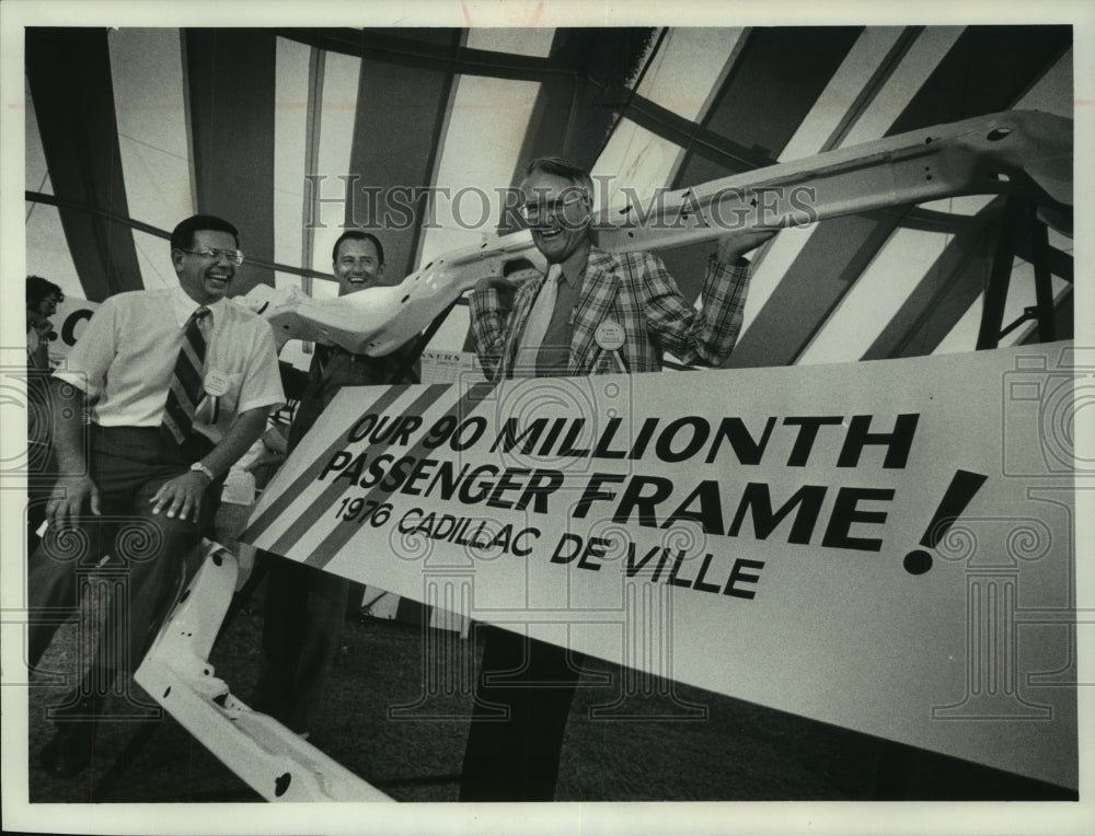 1976 Press Photo David H Stieber holds A.O. Smith Corporations automobile frame - Historic Images