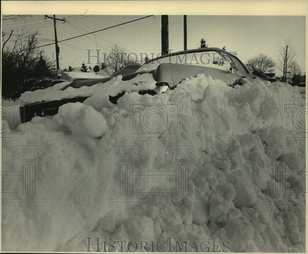 1985, Car buried in snow on West Vienna Avenue, Milwaukee, WI - Historic Images