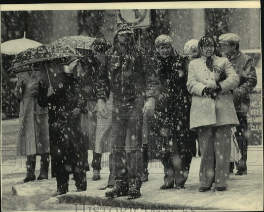 1986 Press Photo Pedestrians standing in snow on E. Wisconsin Ave, Milwaukee, WI - Historic Images