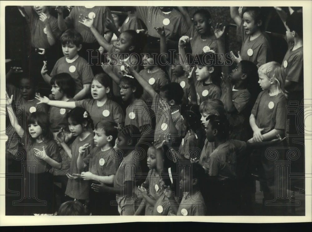 1991 Press Photo students from Irving Elementary School in Milwaukee perform - Historic Images