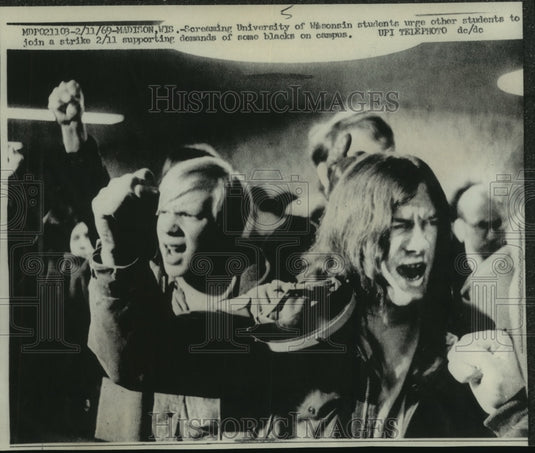 1969 Press Photo Screaming University of Wisconsin students encouraged strike - Historic Images