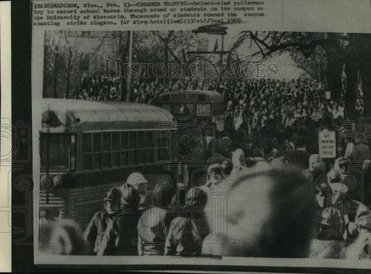 1969 Press Photo University of Wisconsin striking students block buses - Historic Images