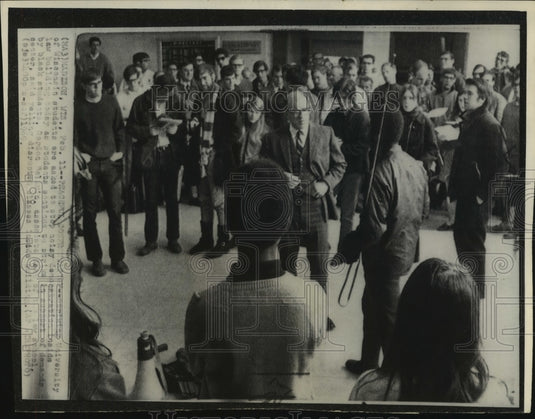 1968 Press Photo Striking University of Wisconsin students were asked to stop - Historic Images