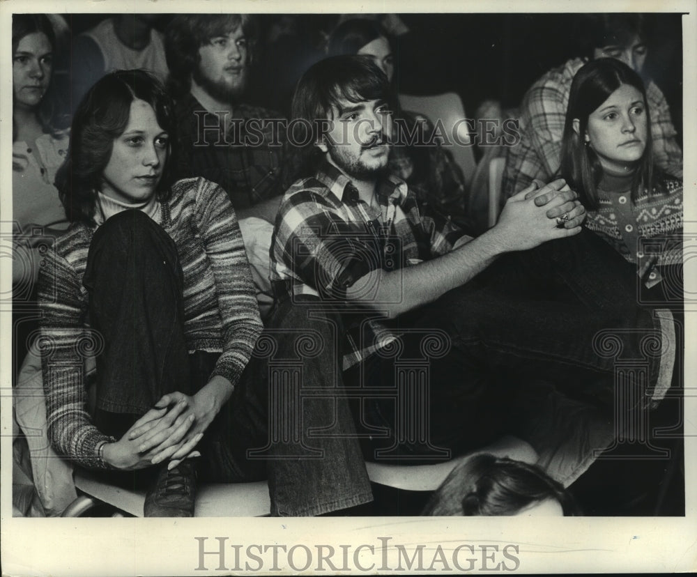 1976 Press Photo Freshmen and sophomore students at UW-Madison campus lounge - Historic Images