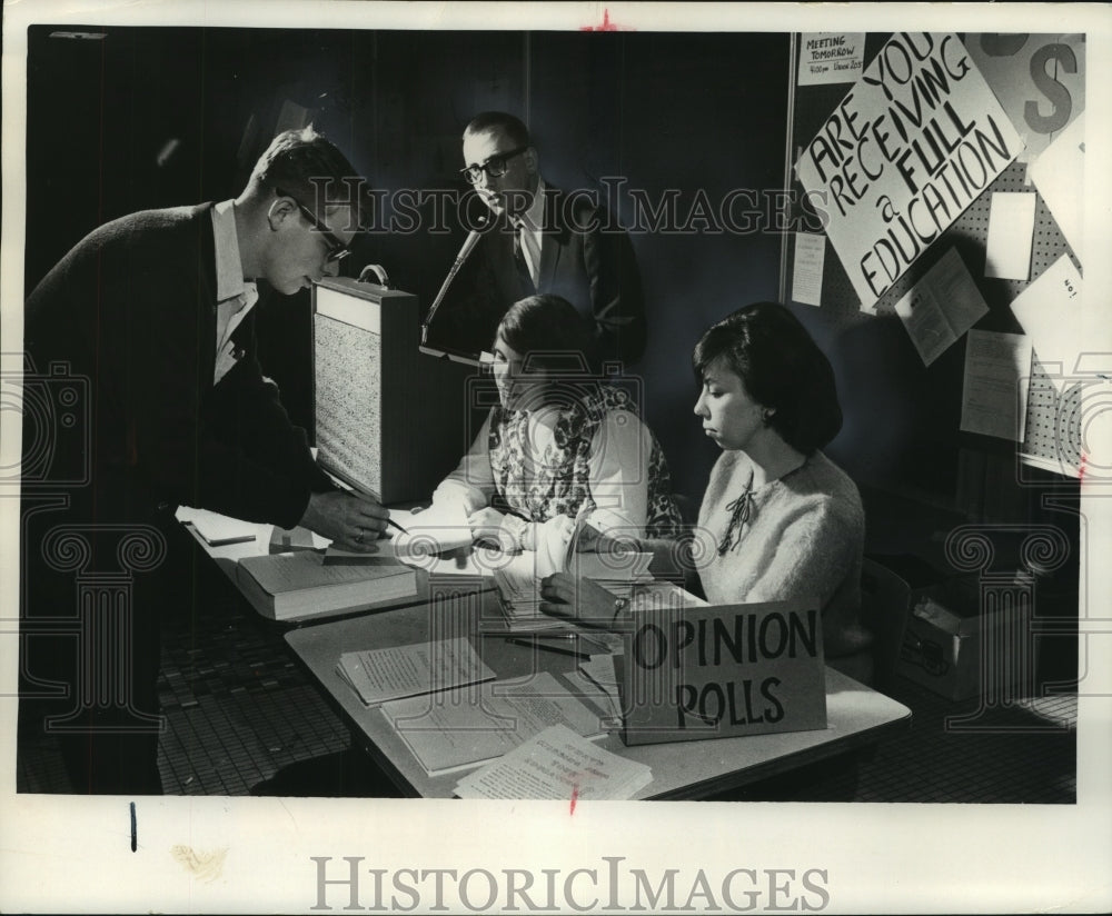 1966 Press Photo University of Wisconsin-Milwaukee students man poll booth - Historic Images