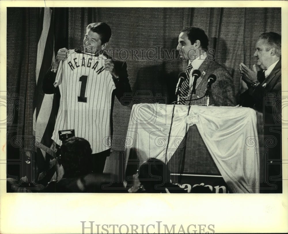 1980 Press Photo Ronald Reagan receives shirt while campaigning in Cudahy - Historic Images