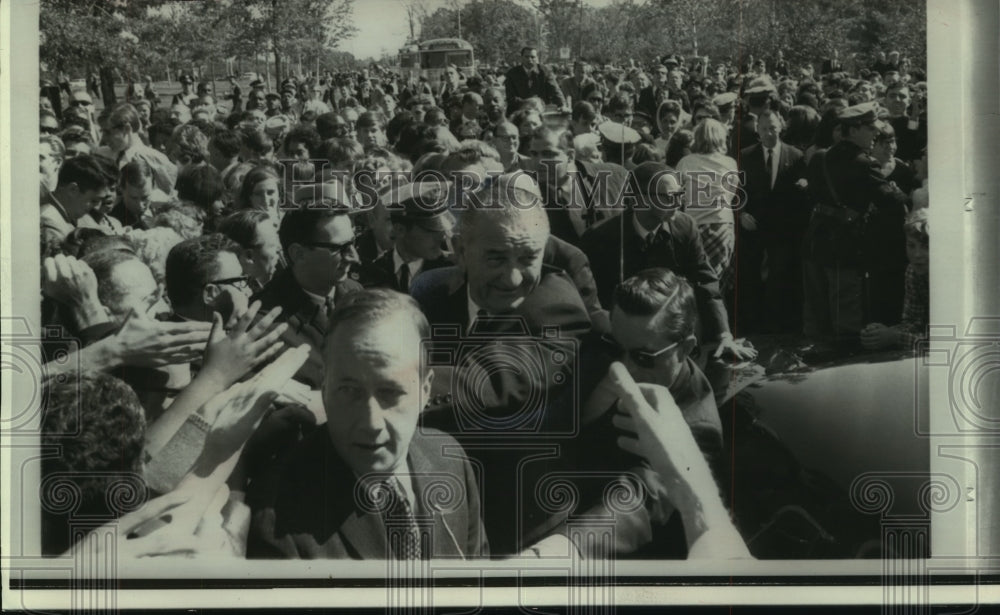 1966 Press Photo President Johnson in Baltimore, Maryland with Charles Mathias - Historic Images