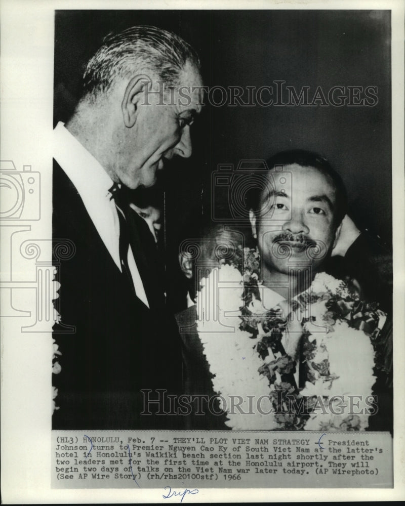 1966 Press Photo Pres. Johnson with Viet Nam&#39;s Premier Nguyen Cao Ky in Honolulu - Historic Images