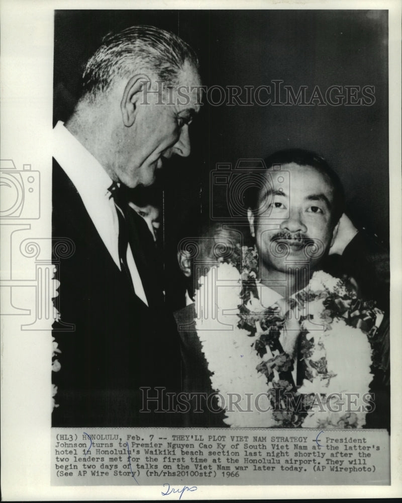 1966 Press Photo Pres. Johnson with Viet Nam's Premier Nguyen Cao Ky in Honolulu - Historic Images