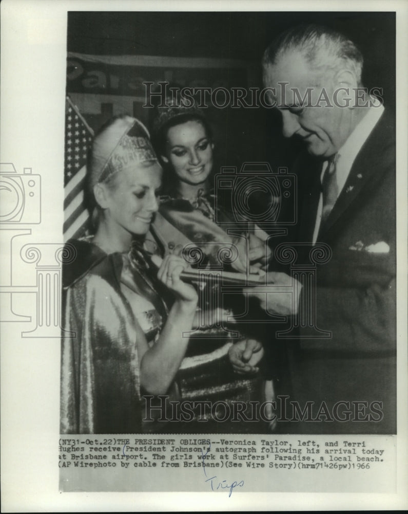 1966 Press Photo President Johnson signs autographs during his trip to Brisbane - Historic Images