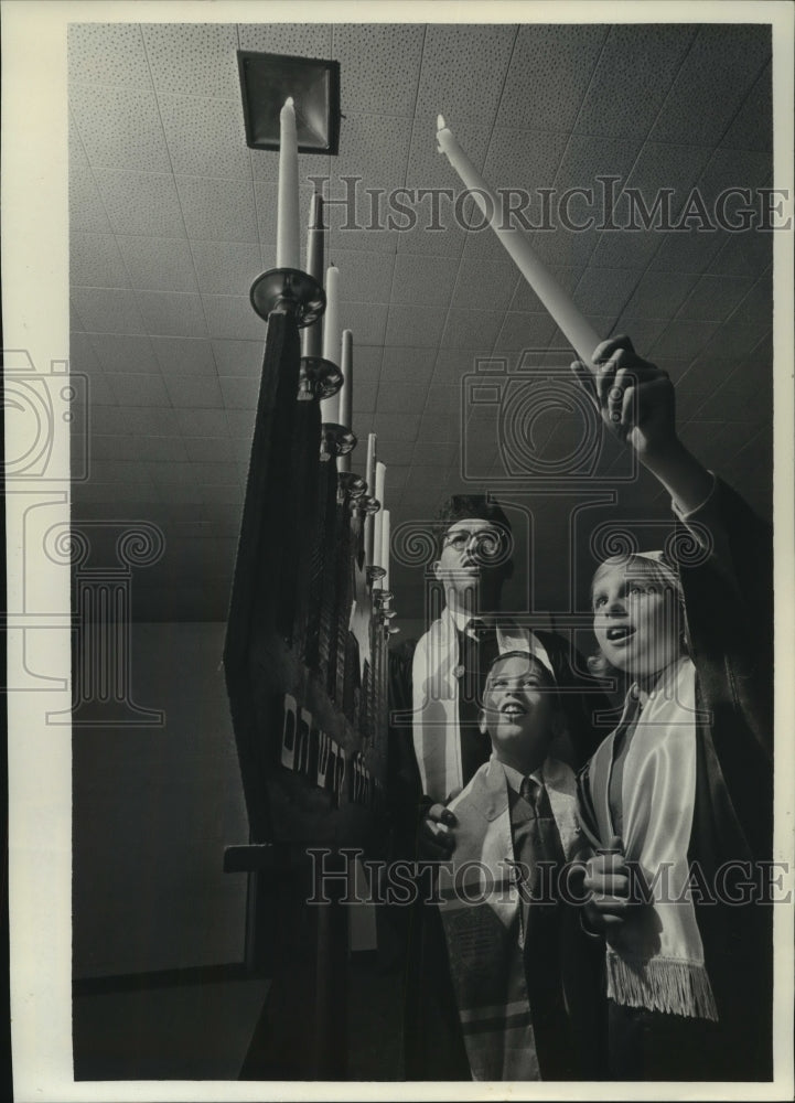 1966 Press Photo Rabbi Isaac Lerer of Temple Menorah light candles for Hanukkah - Historic Images