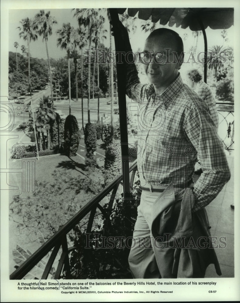 1979 Press Photo Neil Simon on location for &quot;California Suite,&quot; Beverly Hills - Historic Images