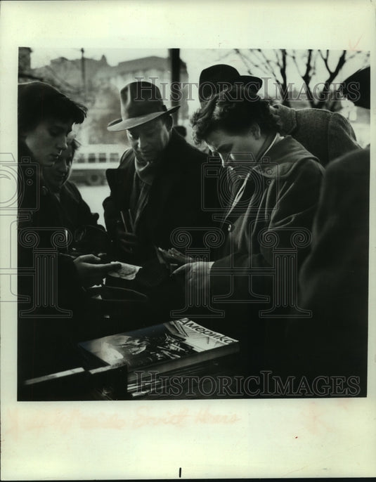 1965, Russians Buy American Propaganda Magazine in Soviet Union - Historic Images