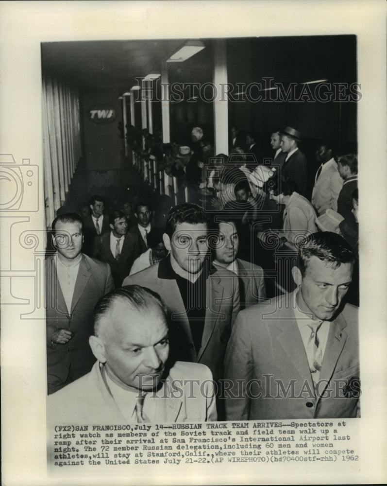 1962 Press Photo Russian athletes arriving in San Francisco Airport, California - Historic Images