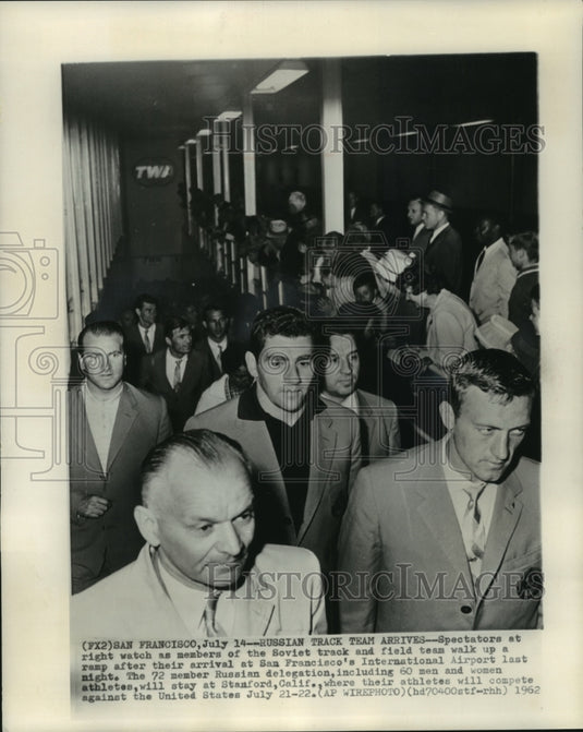 1962 Press Photo Russian athletes arriving in San Francisco Airport, California - Historic Images