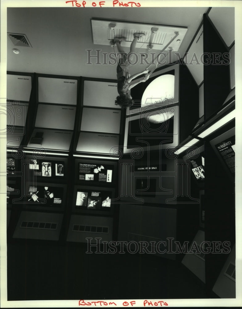 1992 Man Walks Upside Down Spaceship, National Air And Space Museum - Historic Images