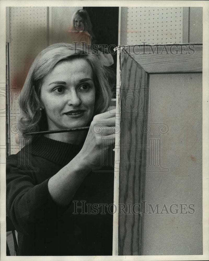 1964 Press Photo Lorrain Trester Paints In Sheboygan Falls, Wisconsin - Historic Images