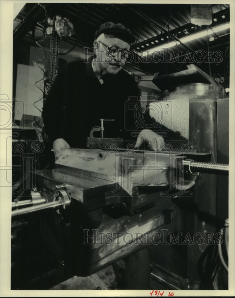 1986 Press Photo Former Wisconsin Tree Worker Kenny Pederson Works In Shop - Historic Images