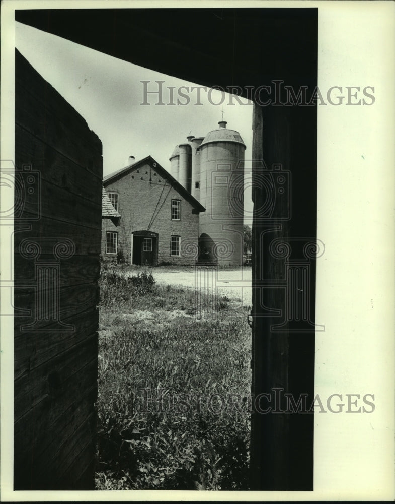 1982 Press Photo The old stone barn, framed by doorway at historic Trimborn Farm - Historic Images