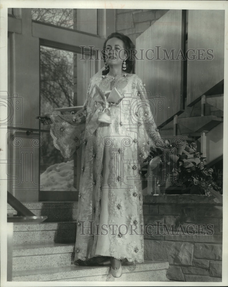 1968 Press Photo Mrs. Warren Knowles in full length gown at Mt. Mary College. - Historic Images