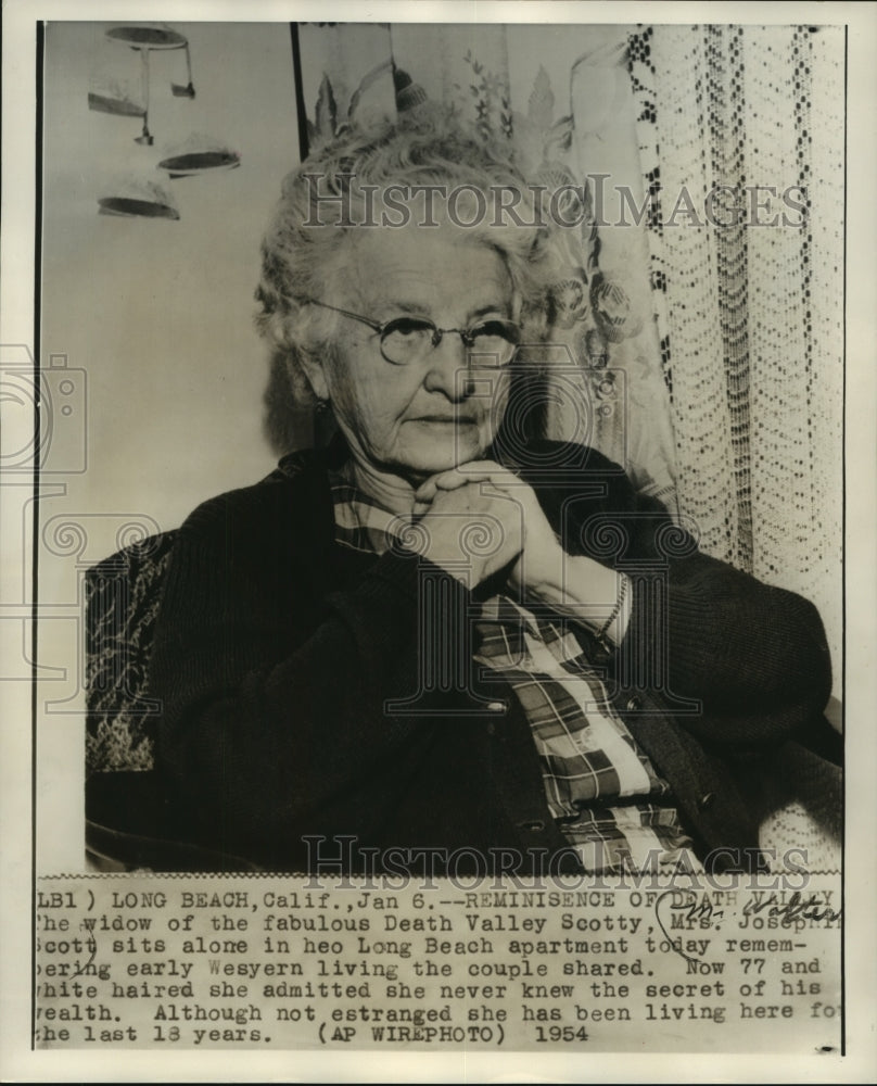 1954 Press Photo Mrs. Josephine Scott sits in her Long Beach apartment- Historic Images