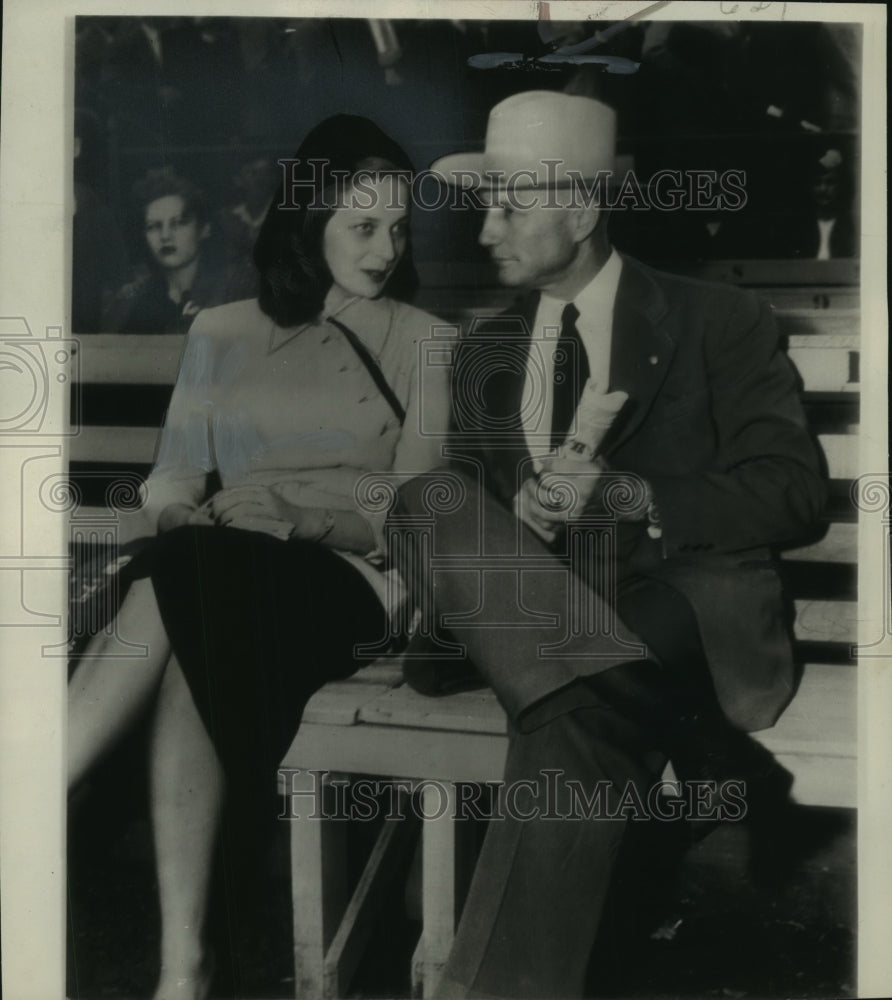 1947 Press Photo Gov James Strom Thurmond and Jean Crouch at Columbia, SC game - Historic Images