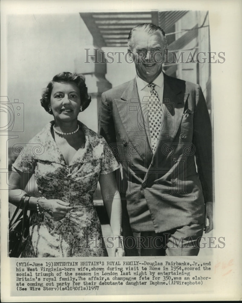 1957 Press Photo Douglas Fairbanks Jr. Walks With Wife During Visit In Rome 1954 - Historic Images