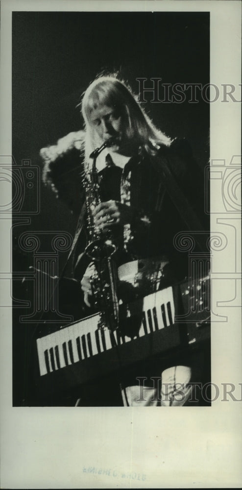 1973 Press Photo Musician Edgar Winter Plays Sax And Keyboards - mjc22465 - Historic Images