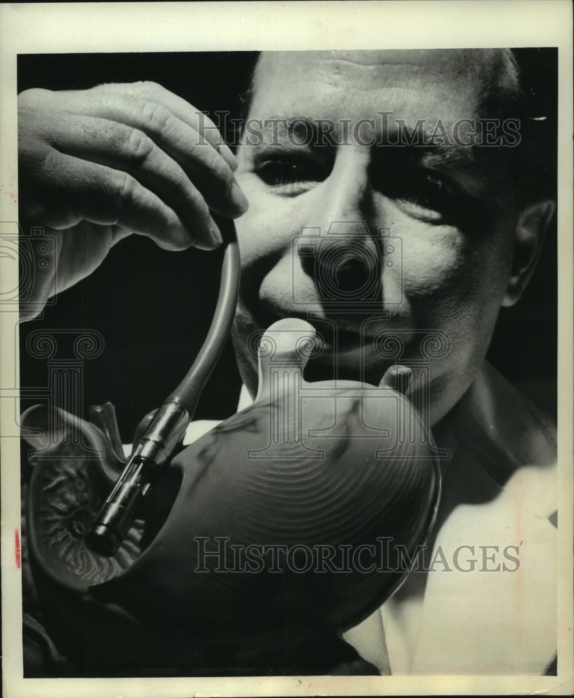 1964 Press Photo Dr. Jerome Weiss with a new intragastric camera, New York. - Historic Images