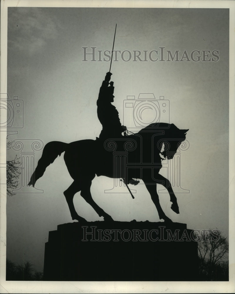 1954 Press Photo Gen. Thaddeus Kosciuszko Statue At Kosciuszko Park, Milwaukee - Historic Images