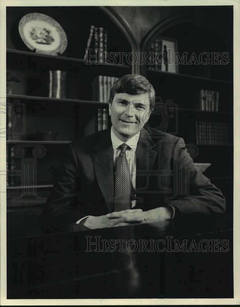 1987 Press Photo Richard Strong in office where he heads Strong Funds, Milwaukee - Historic Images