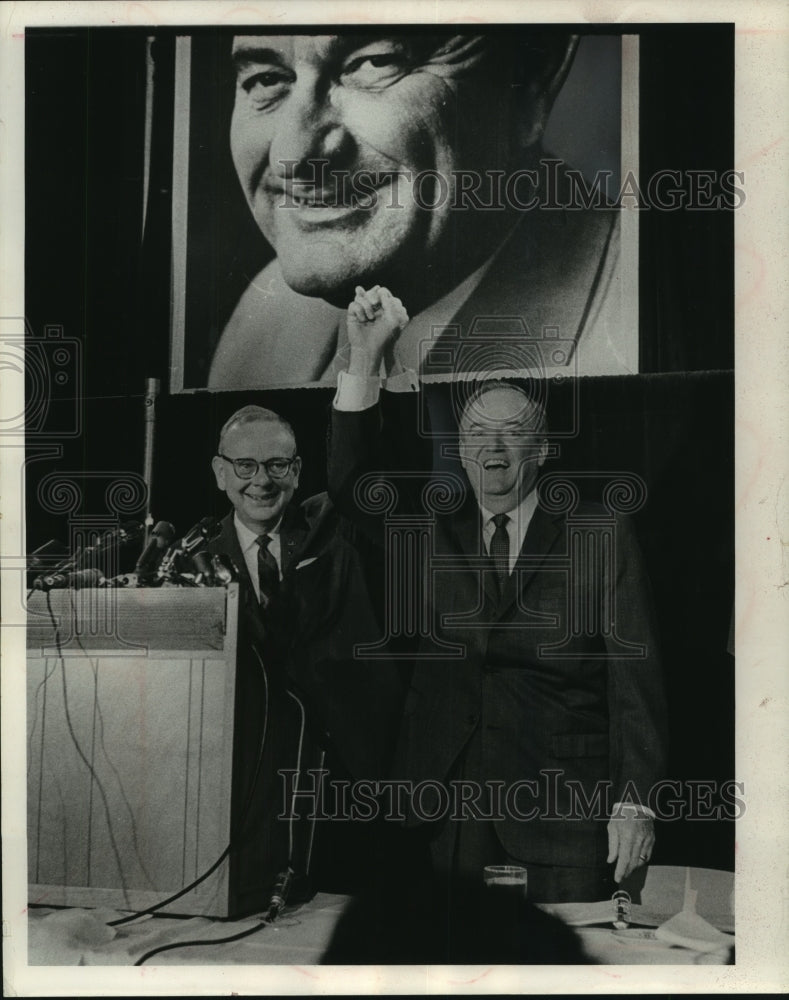 1964 Press Photo Hubert H. Humphrey and Governor Reynolds Clasp Hands, Wisconsin - Historic Images