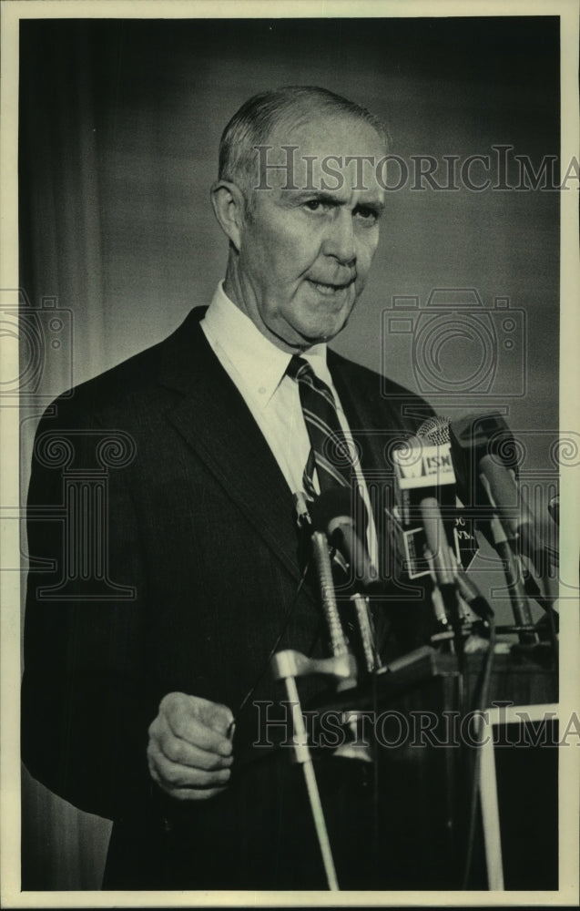 1985, Joseph Tierney speaking, Milwaukee - mjc22507 - Historic Images