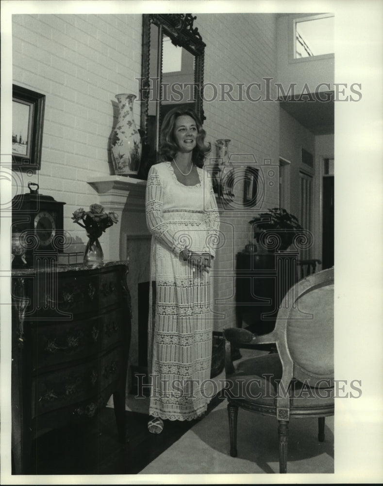 1971 Press Photo Mrs.Tarr in her living room of her home, Arlington, Virginia - Historic Images