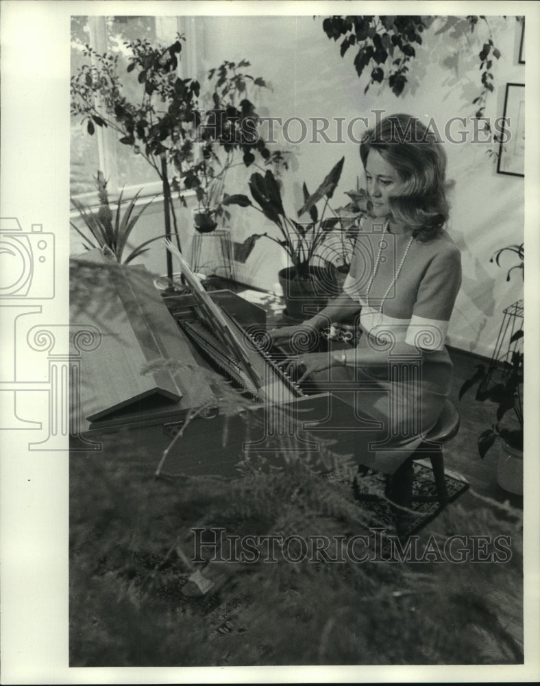 1971 Press Photo Mrs. Curtis Tarr plays a harpsichord on her porch - mjc22518 - Historic Images