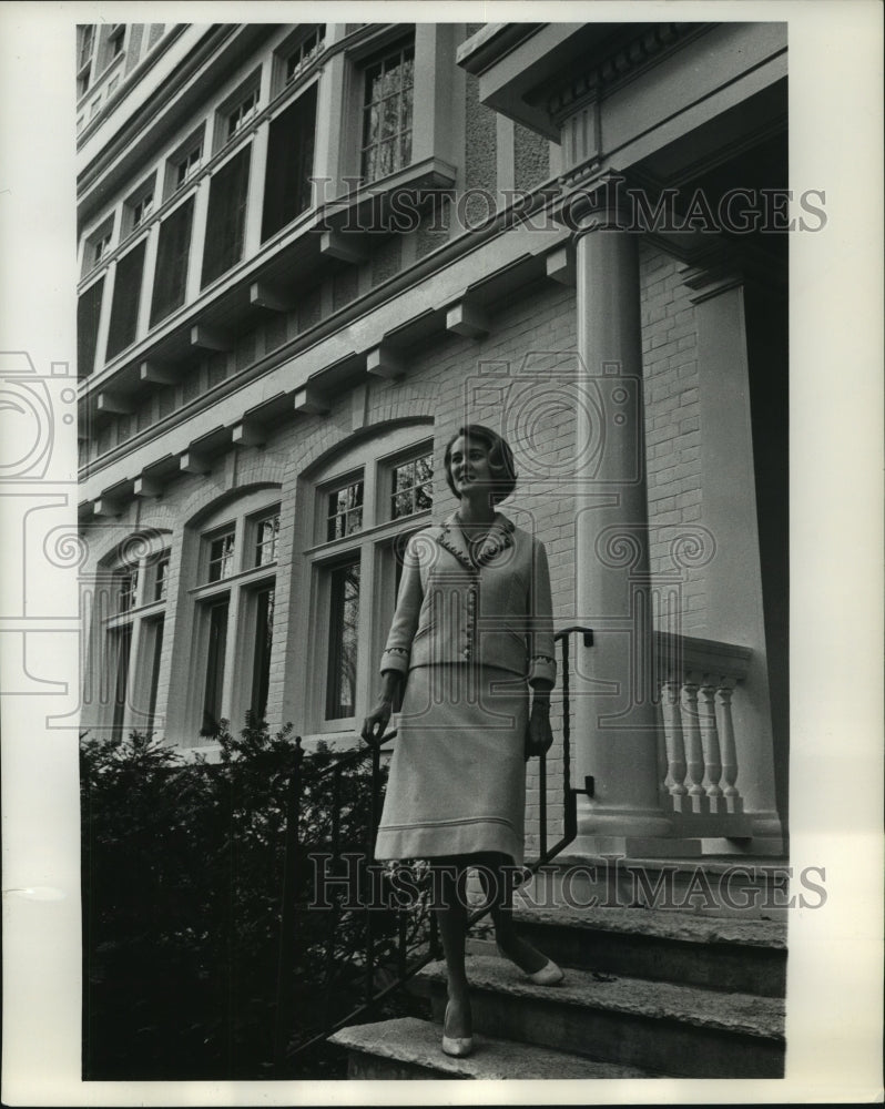 1963 Press Photo Mrs. Curtis Tarr at her home at Lawrence college - mjc22520 - Historic Images