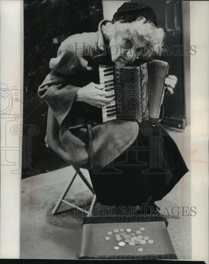 1960 Press Photo Lylah Tiffany played accordion outside New York&#39;s Carnegie hall - Historic Images