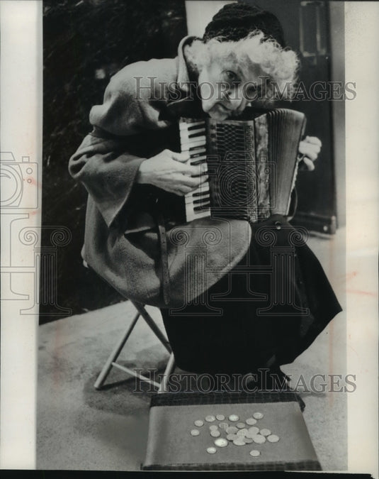 1960 Press Photo Lylah Tiffany played accordion outside New York's Carnegie hall - Historic Images