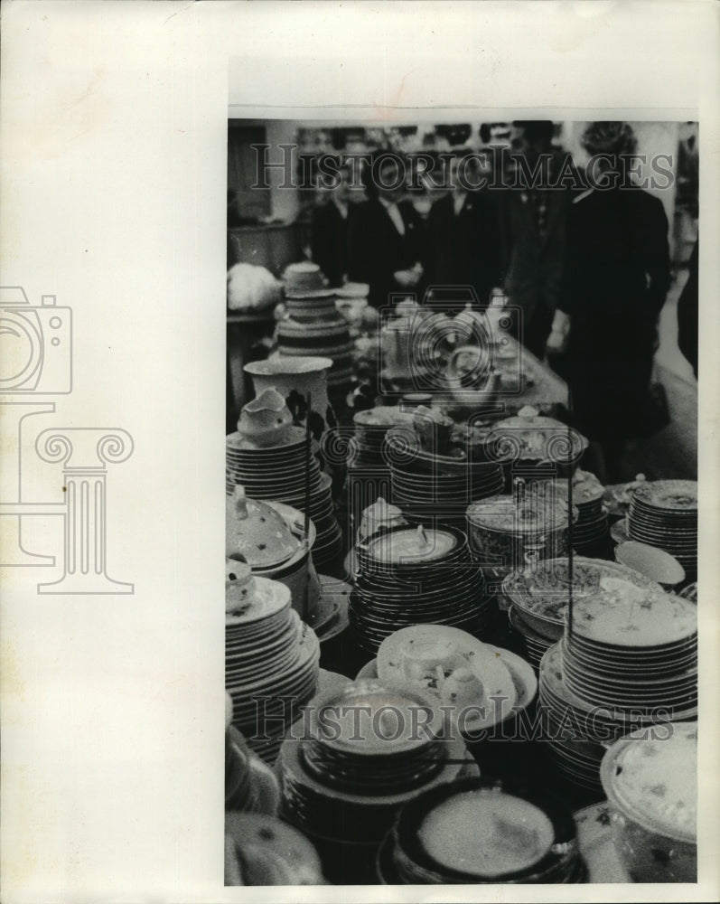 1961 Press Photo A shop of dinnerware with abundant stocks in Moscow, Russia - Historic Images